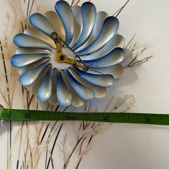 Enamel floral brooch - Picture 4 of 4